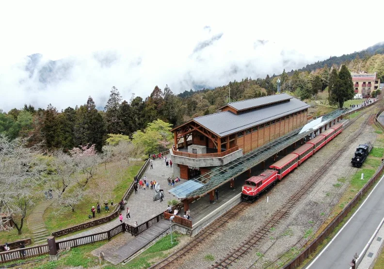 阿里山林鐵沿線10餘車站經整修後，恢復具古蹟資格車站舊觀或新建綠建築車站，迎接暌違15年的全線通車。圖為沼平車站，取自臉書＠阿里山林業鐵路及文化資產管理處