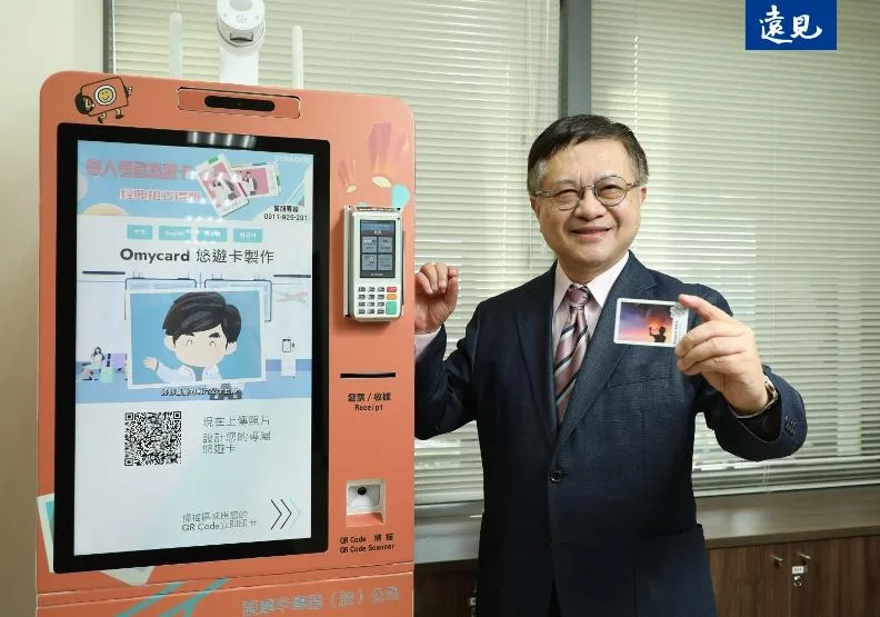 台北捷運公司推出個性化悠遊卡機，引發熱烈討論。圖為製造商藍摩半導體董事長蔡白井，張智傑攝