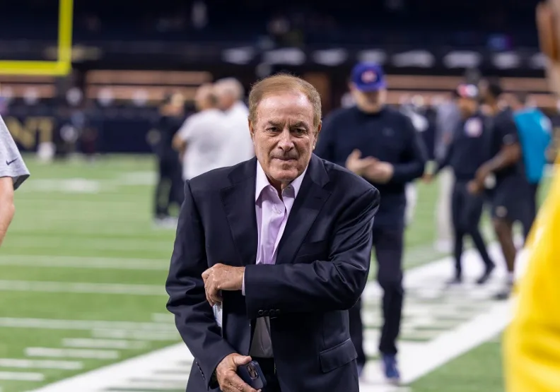 今年79歲、在業界服務數十年的真人賽事播報員麥克爾斯。shutterstock
