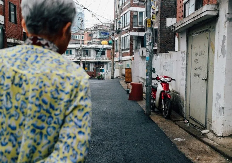 日本與韓國的高齡化程度嚴重，而老人的貧窮率也比一般民眾高！unsplash by Sava Bobov