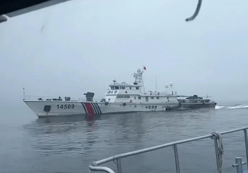 7月初，一艘澎湖籍漁船在鄰近福建晉江市的海域捕魚，遭中國海警船強行登檢扣押。（非當事畫面）取自臉書＠海巡署-藍色國土的守護者