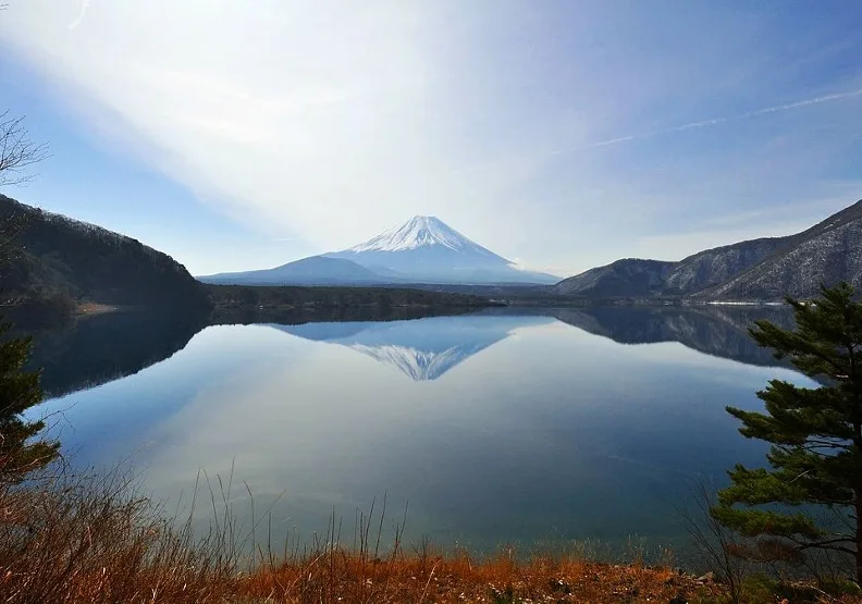 從本栖湖畔方向，可以拍攝到日本舊版千圓紙鈔背面的富士山構圖。wikimedia commons by Captain76
