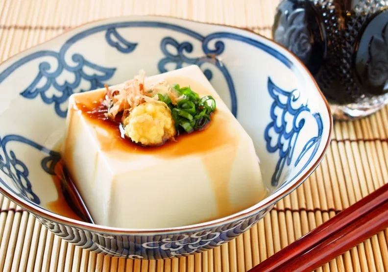 最近「吃超商嫩豆腐減肥」成為台灣年輕人社群上的熱門話題。僅為情境示意，photoAC by kinusara