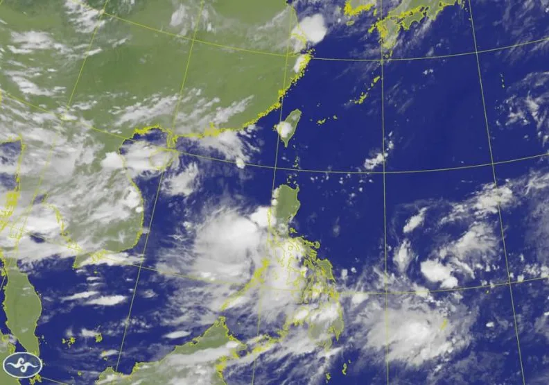 氣象署18日表示，菲律賓東、西方海面各有一個熱帶系統醞釀，皆有在週末增強成颱風的機會。圖為18日晚間5時50分衛星雲圖。取自中央氣象署