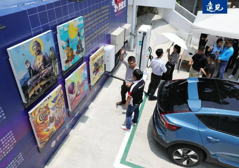 在寺廟旁邊裝設充電站，開電動車拜拜還不怕里程焦慮，全台首例就在高雄。蘇義傑攝