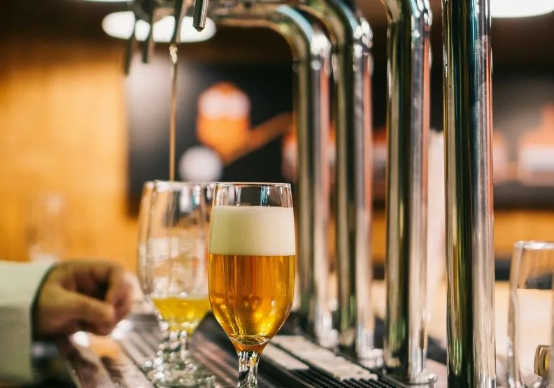 啤酒是最普遍飲用的酒種，也是不少人在聚會或用餐時的選擇。unsplash by Fábio Alves