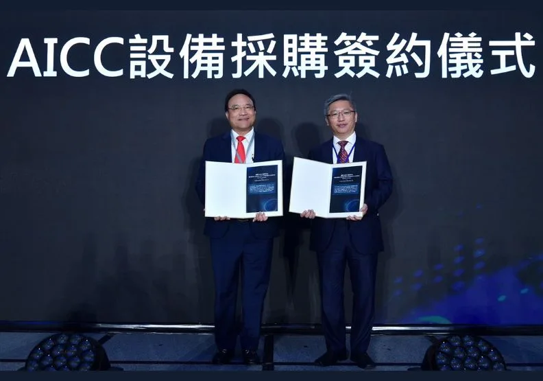 翔耀實業董事長林以山（右）與美超微共同創辦人廖益賢（左）共同參與AICC設備採購簽約儀式。翔耀提供