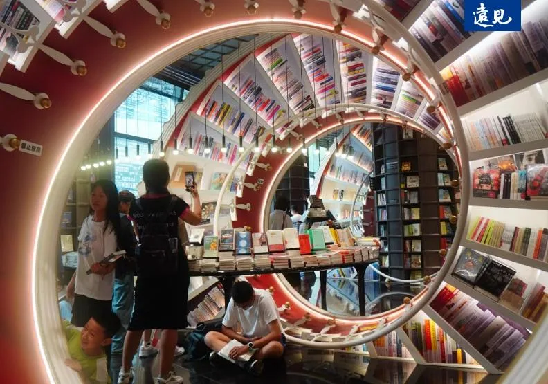 坐落於深圳灣的鍾書閣，被大陸《人民日報》譽為「最美書店」。圖為貫穿整個書店的紅色螺旋狀書架。陳之俊攝
