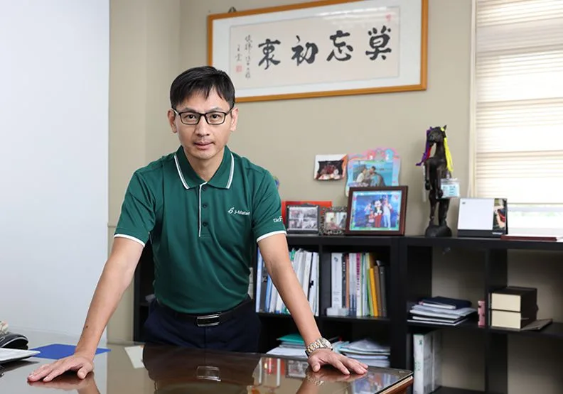 具有半導體工程師「使命必達」精神的李俊緯總經理，從競爭對手不願意涉足的業務起手，歷經多次外在環境或訂單衝擊，一步步帶領巨茂站穩發展腳步。