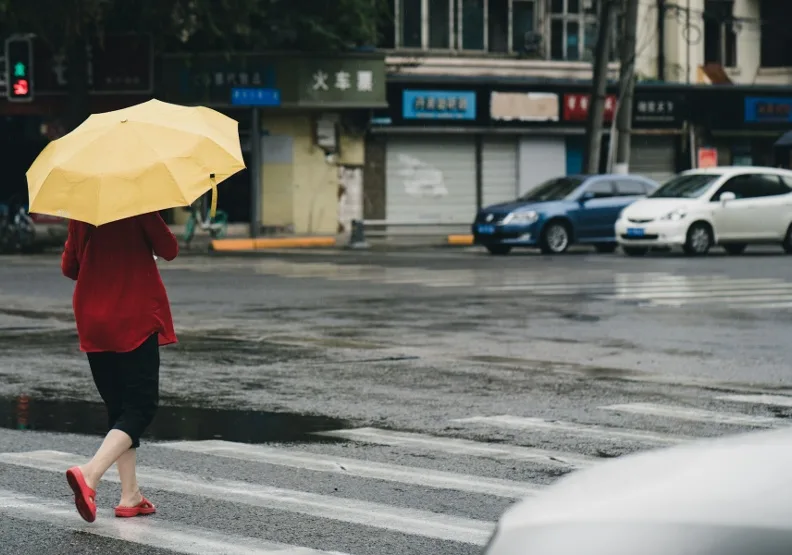 颱風「山陀兒」進逼，台灣各地開始出現風雨。（情境圖）Unsplash by Li Lin
