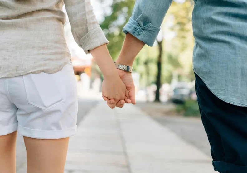 在越南社會的催婚壓力下，部分年輕男女開始透過「租賃情人」應付家人對感情狀態的關切。僅為情境示意，Unsplash by Crew