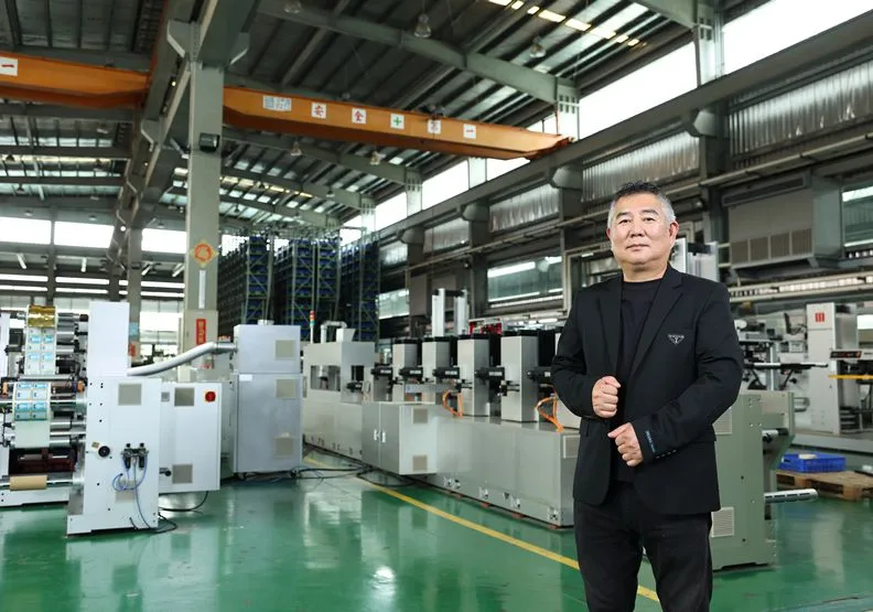 成為客戶在市場策略上的最佳助力，羅文建執行長與羅鐵團隊善用AI技術，為產品提供最佳的印刷解決方案。