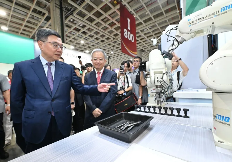 工研院首度推出的「高擬真仿人類雙手協作機器人」。圖左起為行政院院長卓榮泰、自動化協會理事長絲國一。工研院提供