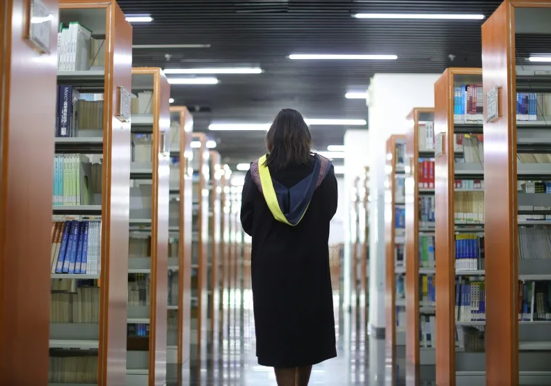2025年許多大學畢業生將面臨AI帶來的「就業末日」。（僅為情境配圖）Unsplash by Nethmi Muthugala