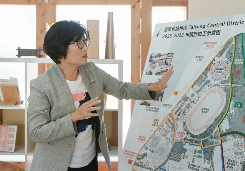 臺東縣長饒慶鈴說明舊站特區規劃 (攝影高信宗) 