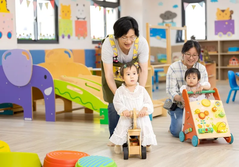 縣府持續推動友善育兒的場域，佈建育兒親子館及公托中心等，使幼兒服務可以更加全面完備。