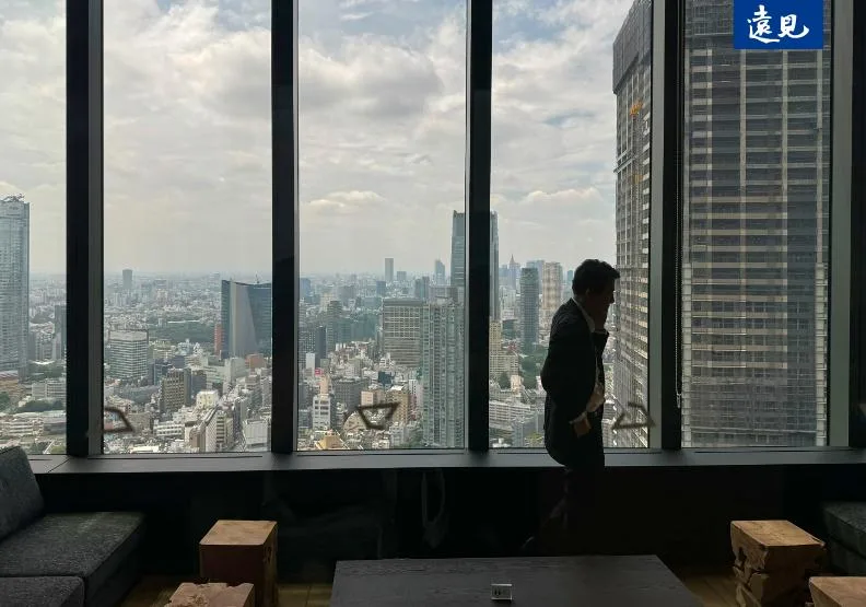 日本政府近年開始推廣「四天工作制」，並提供免費諮詢和補助金。圖為日本東京商務人士。黃菁慧攝
