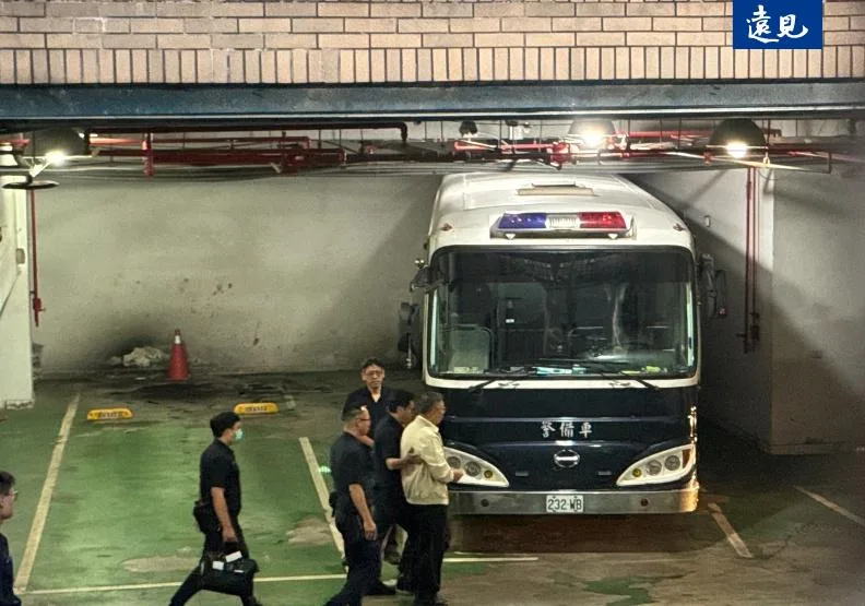 法院宣判柯文哲羈押禁見，準備將柯移送看守所。蘇義傑攝