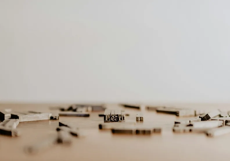 關於學習，最重要的是建立「學習目標」。Unsplash by Kelly Sikkema