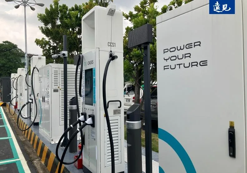歷經3階段的逐年建置，涵蓋國1、3、5、6等四條貫通台灣的交通大動脈，北、中、南、東共15個大型服務區的國道服務區充電路網正式上線。林仕祥攝