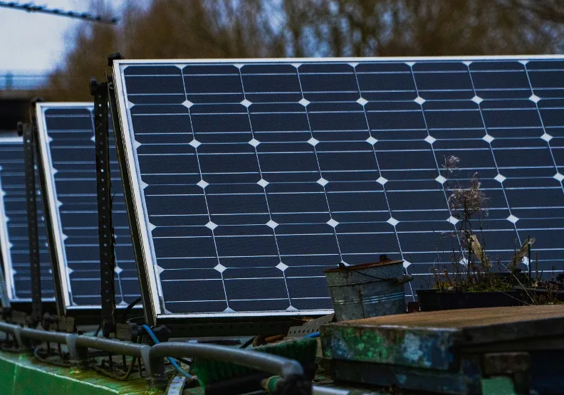 太陽能光電產生的直流電正快速崛起，將帶來另一波電力產業風貌的典範移轉。Unsplash by Caspar Rae