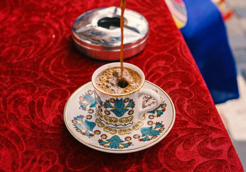 土耳其咖啡是一種集體文化實踐，也是典禮場合不可或缺的一環。Unsplash by Takenori Okada