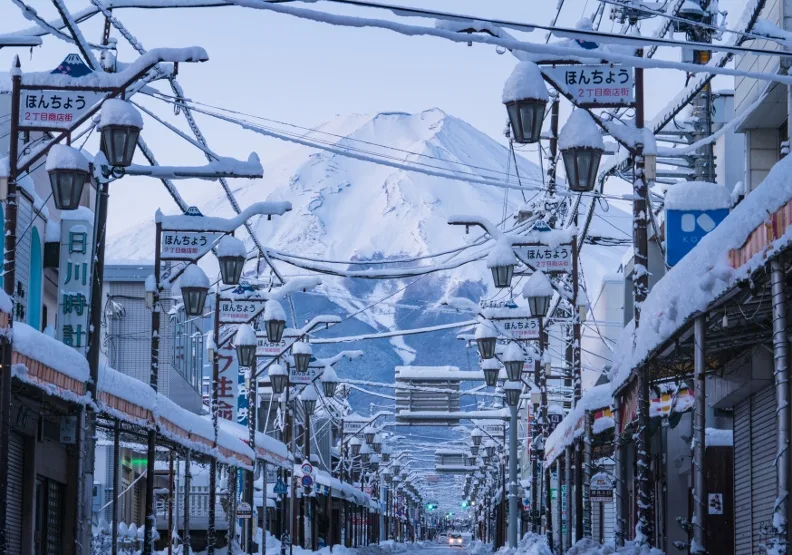 作為拍攝富士山的絕佳景點之一，山梨縣富士吉田市區商店街「本町通」近年廣受外國遊客喜愛紛紛造訪。photoAC by kt-wat