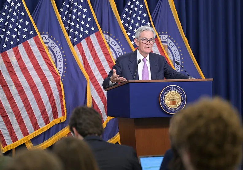 美國聯準會（Fed）19日公布利率決策會議結果，拍板降息2碼，這是聯準會近五年首次降息。圖為聯準會主席鮑爾。取自X@federalreserve