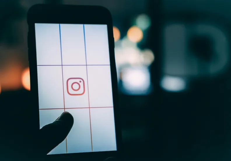 Meta將為旗下Instagram的青少年用戶推出具有新隱私設定的特殊帳號。僅為情境示意，Unsplash by Luke van Zyl 