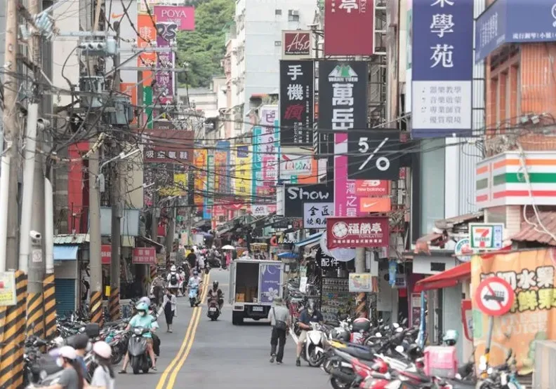 新北淡水英專路、淡江大學生活圈一帶，在地居民感受近年因少子化，人潮及店家有減少。取自聯合新聞網
