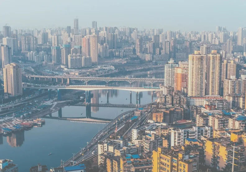 隨著中國房價持續下跌，連經濟最發達的京津冀、珠三角、成渝等地也被「鶴崗化」城市所包圍。圖為中國重慶市，Unsplash by Ming Chen 