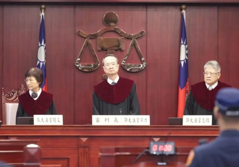 王信福等37名死囚認為死刑侵害人民受憲法保障生命權，聲請法規範憲法審查，憲法法庭今天下午由大法官許宗力（中）等12人宣判。取自聯合新聞網，潘俊宏攝