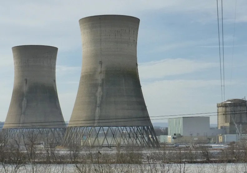 美國賓州「三哩島核電廠」曾在1979年發生嚴重核災，現在準備重啟以滿足微軟發展AI所需的電力。wikimedia commons by Z22