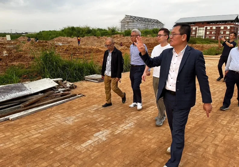 奈及利亞吳孟宗僑務委員辦公室與工業區參訪。前右一著西裝外套者為吳委員、中著白上衣為黃志芳董事長、左一詮達化學凌岩村總經理、左二臺灣豐田通商畑一星Hata issei總經理。貿協提供