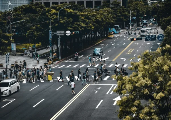 少子化加速！國發會：台灣50年後人口腰斬，2037年中高齡勞動力過半