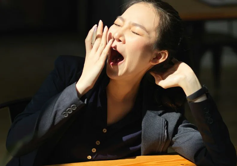 吃飽就想睡，不少人自嘲「暈碳」，但其實不只是碳水惹的禍。僅為情境配圖，取自Unsplash