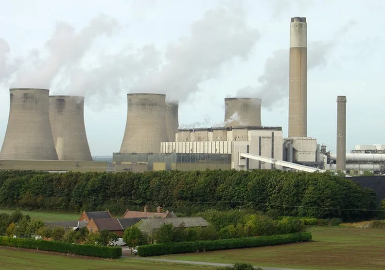 位於英格蘭中部的索爾河畔拉特克利夫發電廠。wikimedia commons by Alan Murray-Rust