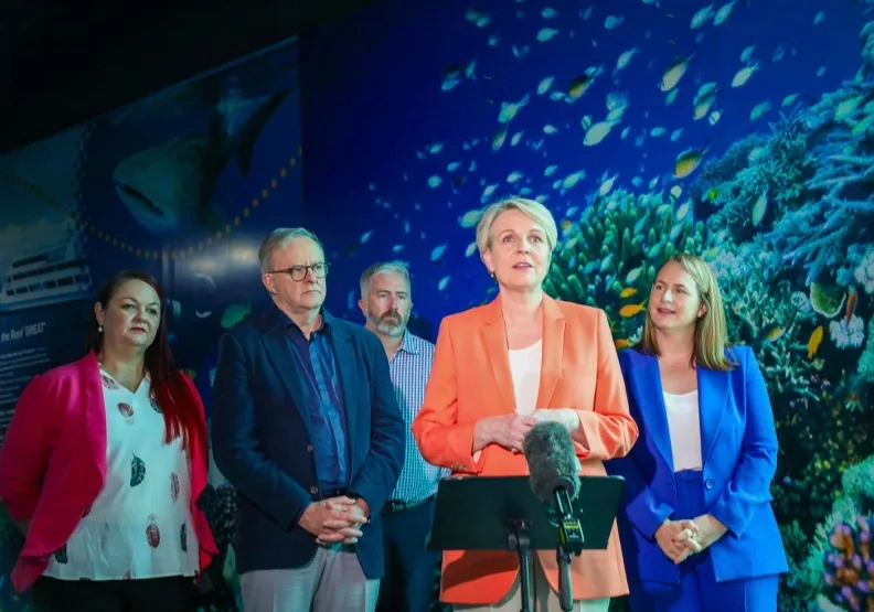 澳洲環境部長皮伯塞克（橘衣者）。取自臉書@Tanya Plibersek