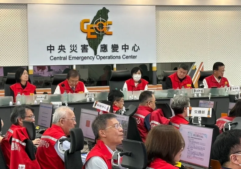 山陀兒颱風牛步北上，於今日中午12點40分以「中颱下限」強度登陸南台灣。圖為中央災害應變中心召開工作會報。取自臉書@消防署 