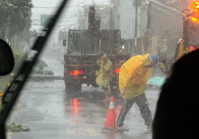 山陀兒颱風3日中午登陸高雄小港後，高屏地區強風豪雨。圖為屏東街頭風雨。取自臉書@周春米