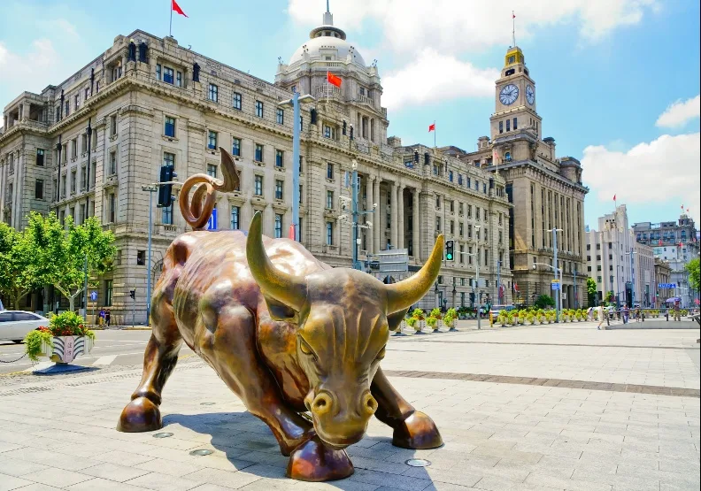 中國十一黃金週假期剛過，A股三大股指一開盤便集體暴漲，近千檔股票漲。取自上海證券交易所。圖為上海外灘金融牛。shutterstock