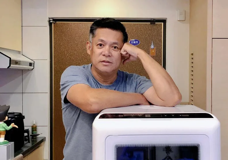 台灣男藝人汪建民不敵肺腺癌病魔，於昨（7）日晚間病逝，享年56歲。取自臉書@汪建民