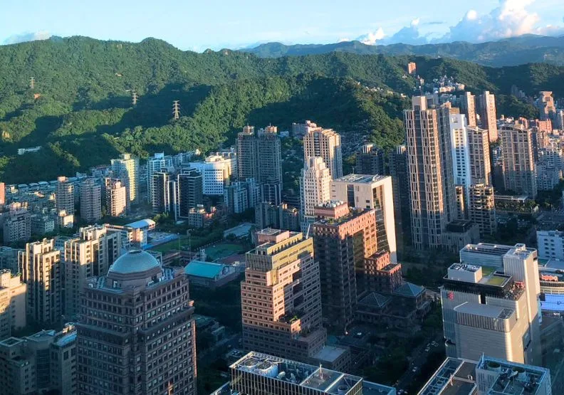 市場對房價上漲的預期心理已經停止，但房價要到明年中才有辦法慢慢調整下來。圖為俯瞰台北市，遠見編輯部資料