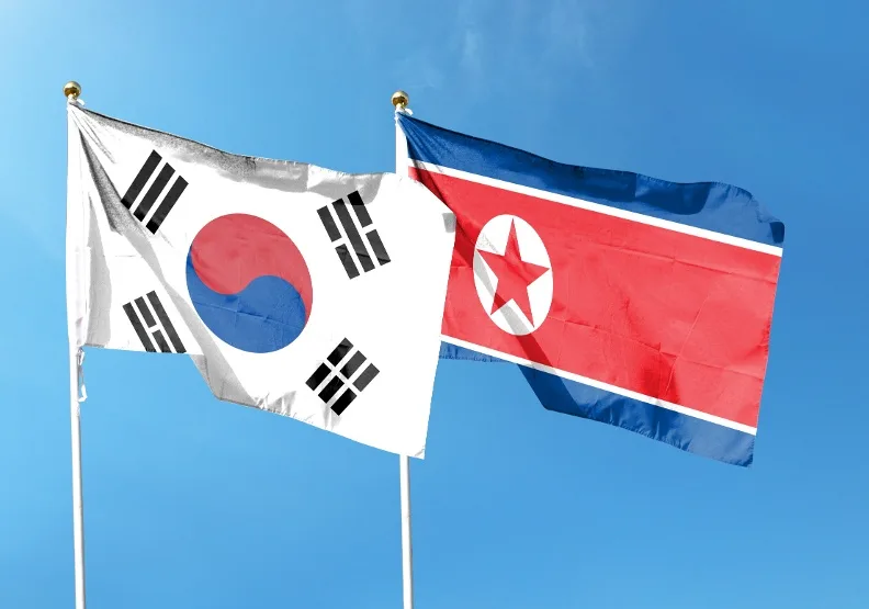 近期南北韓衝突持續不斷。圖為南韓（左）、北韓（右）國旗。shutterstock