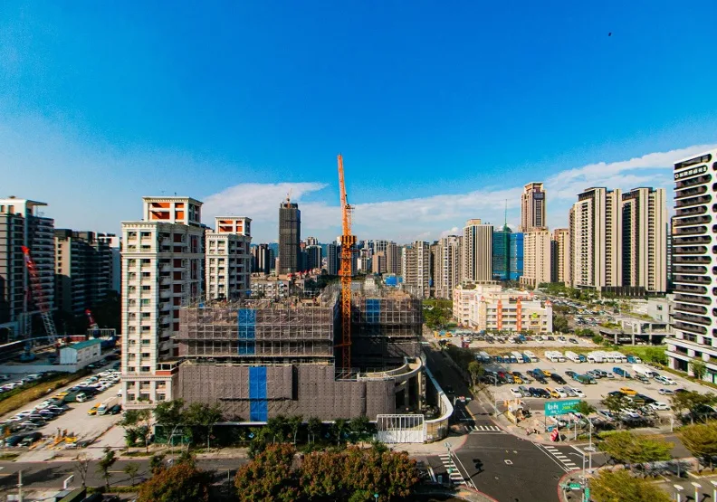 房仲推估2025年全台將有10萬件預售交屋，若銀行房貸持續緊縮，房市恐有明顯衝擊。取自經濟日報，永慶房屋提供
