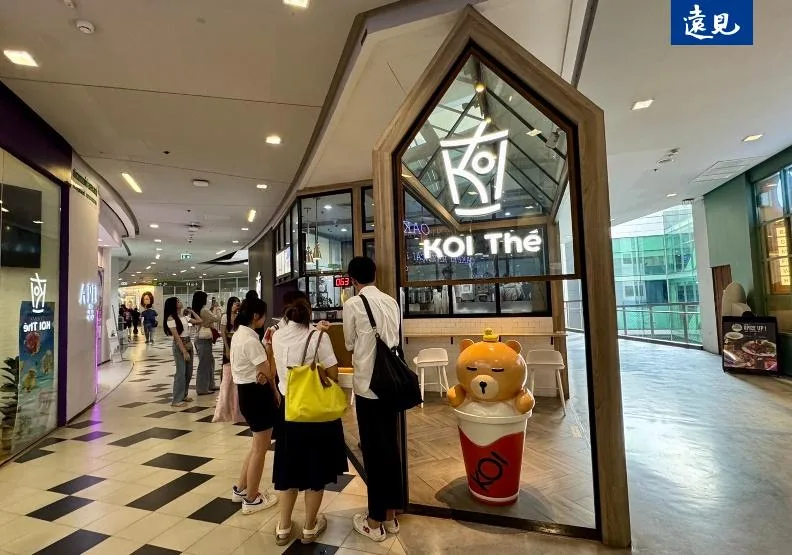 泰國業者觀察，當地手搖飲主要消費客群為Z世代，平均可接受的客單價為50~60元泰銖，圖為50嵐「KOI Thé」在泰國商場的門市。吳婉瑜攝