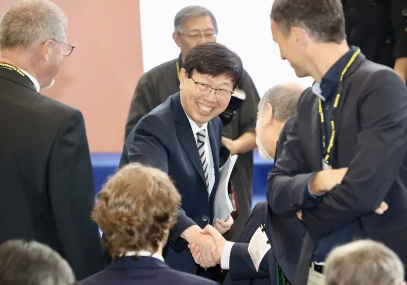 鴻海董事長劉揚偉（中）出席台北國際電子產業科技展及台灣國際人工智慧曁物聯網展開幕典禮，受到與會外賓熱烈歡迎。取自聯合新聞網，林俊良攝