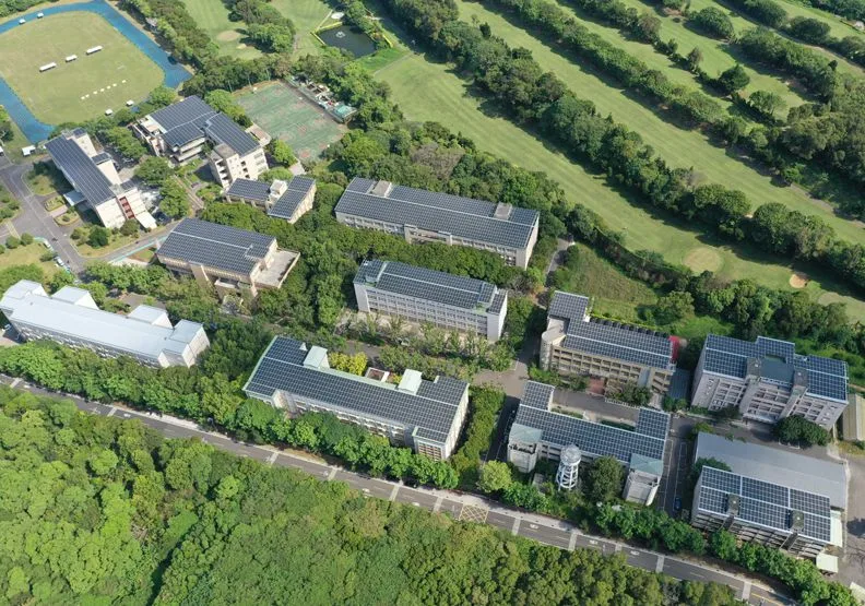 淡水區淡水商工，校園公共區域LED燈具使用率達98%，屋頂建置2370.14kWp太陽光電系統，更完善用電管理措施，於113年獲得金熊級低碳校園標章認證。