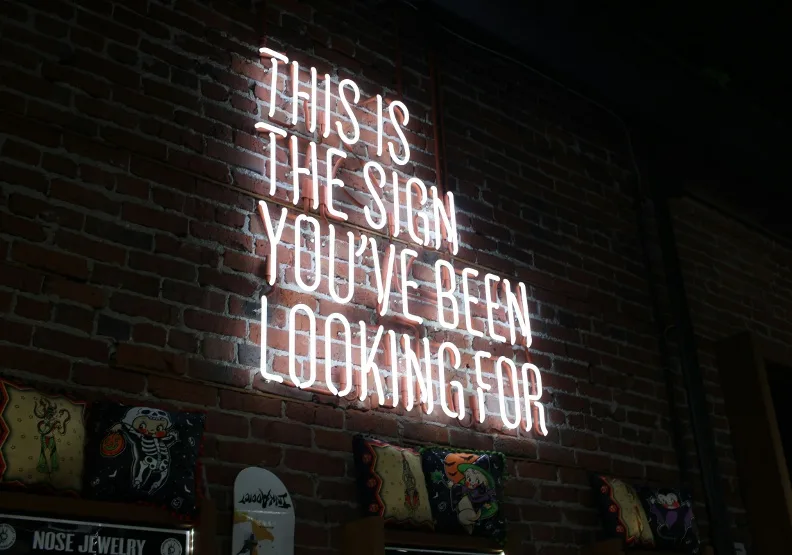 建立無可取代的品牌，可以讓你的產品即使被模仿，但無法被超越。Unsplash by Austin Chan