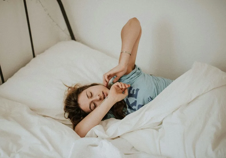 睡眠是長期體重控制的關鍵。僅為情境示意，Unsplash by Kinga Howard